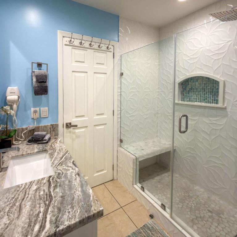 Wake Up to the Sea Oceanfront Retreat W207 - Apartamento - 36