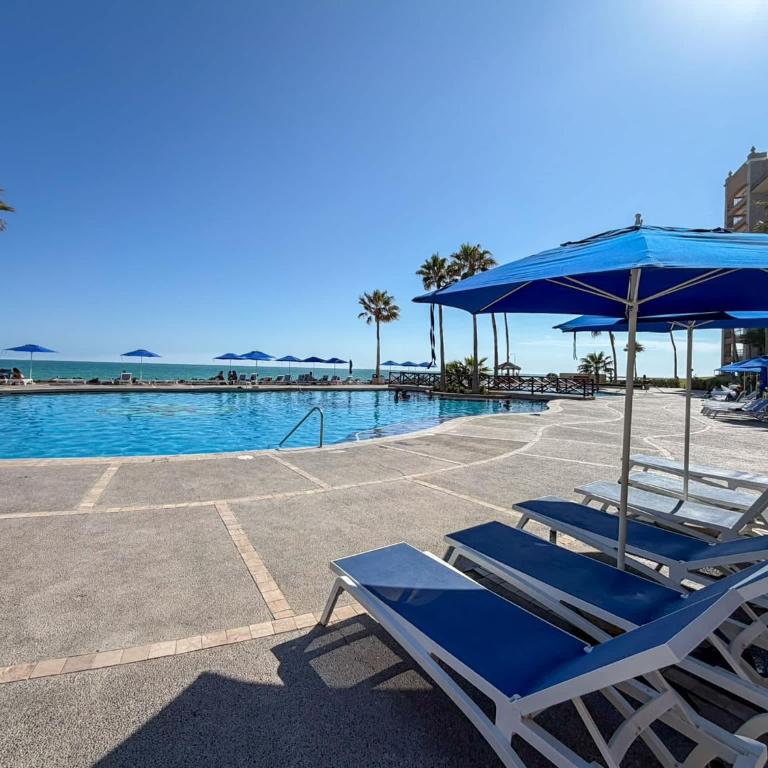 Wake Up to the Sea Oceanfront Retreat W207 - Apartamento - 39