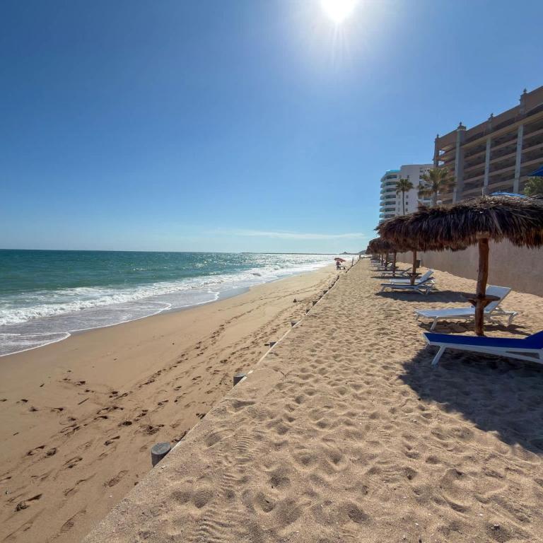 Wake Up to the Sea Oceanfront Retreat W207 - Apartamento - 46