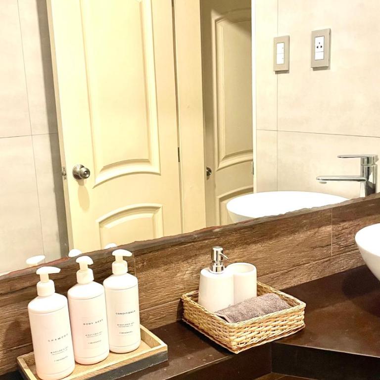 Miraflores Stylish Retreat Renovated 2 BR Apt parking - Two-Bedroom Apartment - 39
