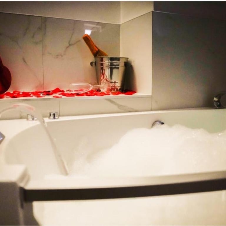 Le Dimore Airport Luxury Suite con Jacuzzi - Camera Queen con Vasca Idromassaggio - 4