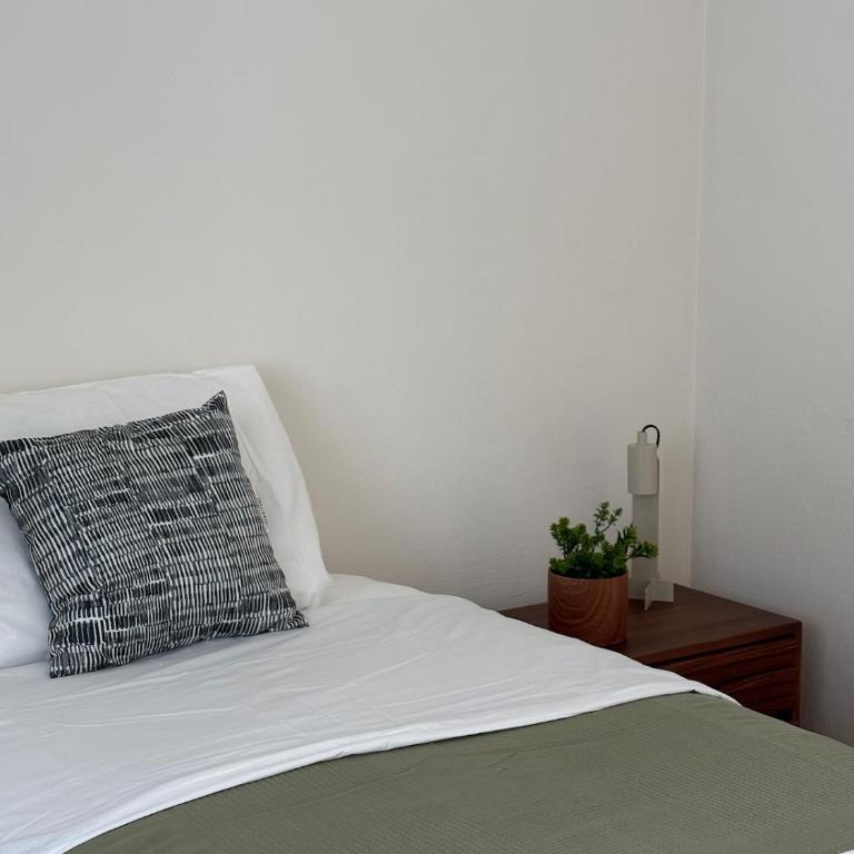 Remodeled apartment, park and 2 parking spaces - Three-Bedroom Apartment - 16