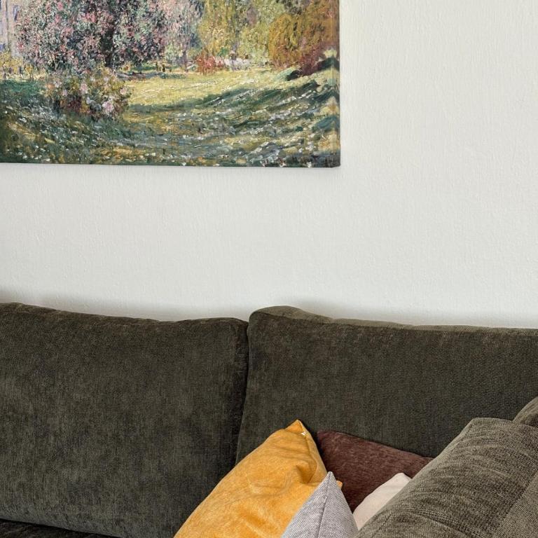 Remodeled apartment, park and 2 parking spaces - Three-Bedroom Apartment - 40