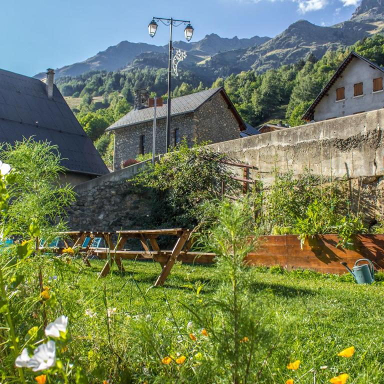 Ski Peak - Chalet Dibona, cosy log fire evenings 200m from the slopes - Chalet - 16