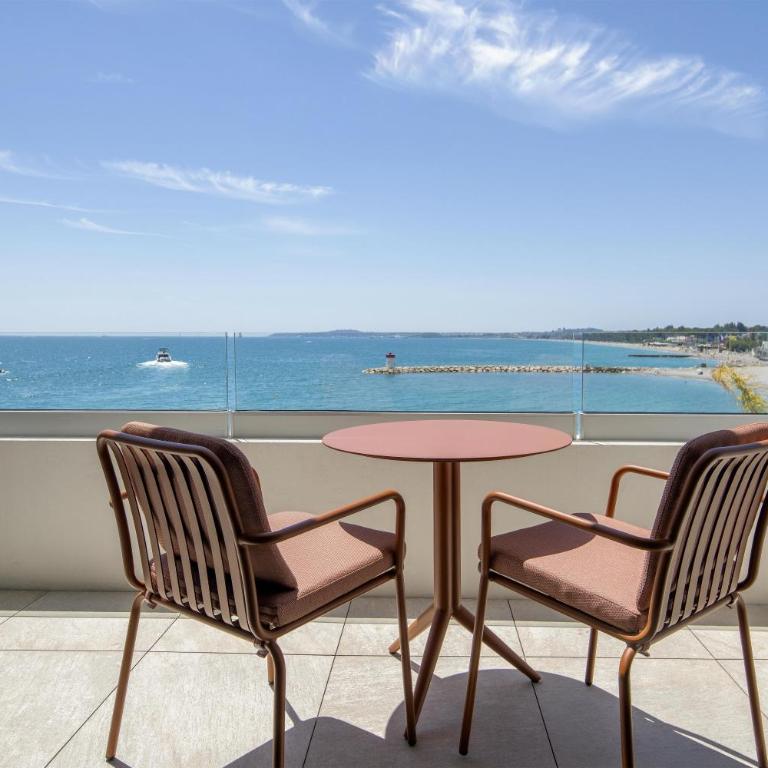 Marina Baie des Anges Hôtel, Curio Collection By Hilton - Chambre Lit King-Size Deluxe - Vue sur Mer - 1