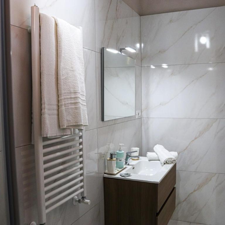 Rooms Hub Zara - Double Room with Balcony - 3