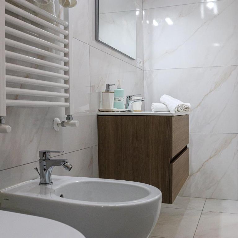 Rooms Hub Zara - Double Room with Balcony - 7