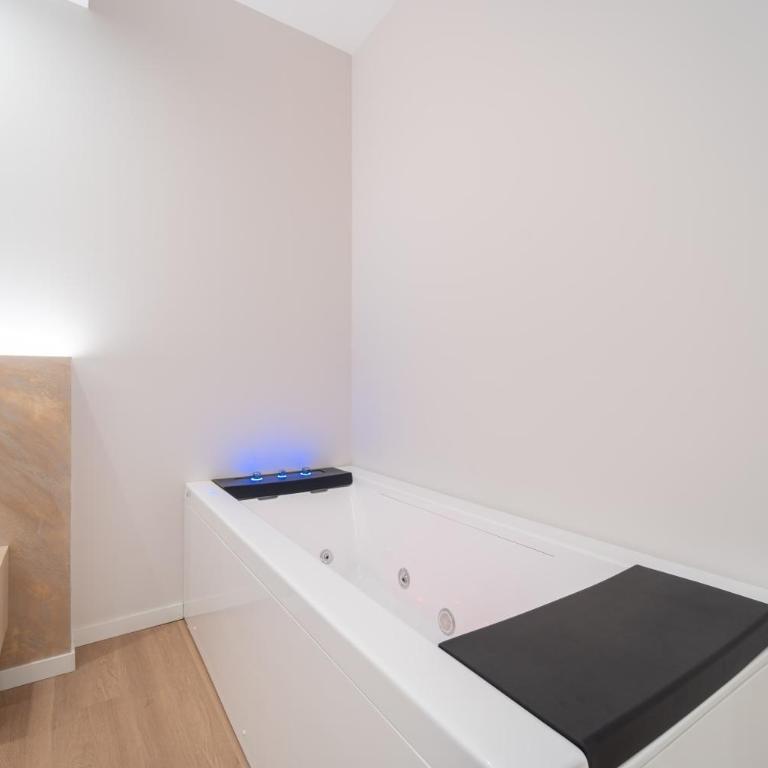 Cloe - Luxury Rooms - Camera Matrimoniale Deluxe con Vasca - 8