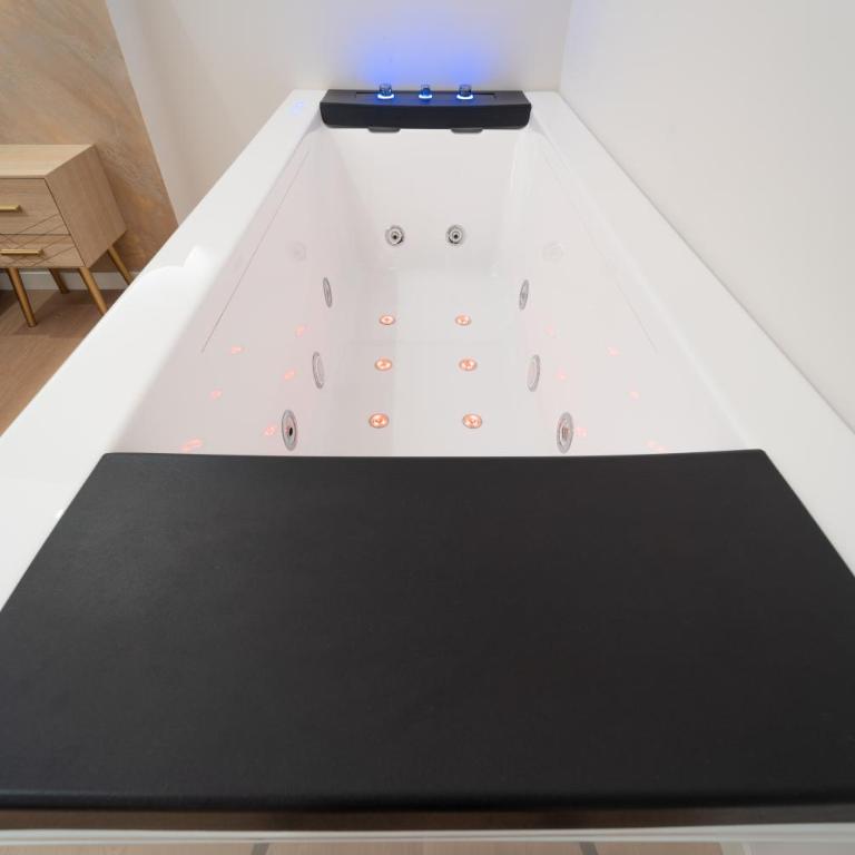 Cloe - Luxury Rooms - Camera Matrimoniale Deluxe con Vasca - 12