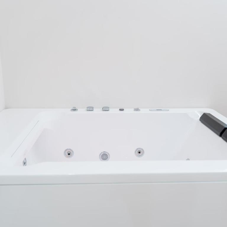 Cloe - Luxury Rooms - Suite Deluxe con Vasca Idromassaggio - 9