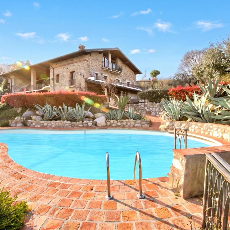 Agriturismo Cascina Crocelle - Lake View and Heated Pool - Two-bedroom apartment with Shared Garden - 1
