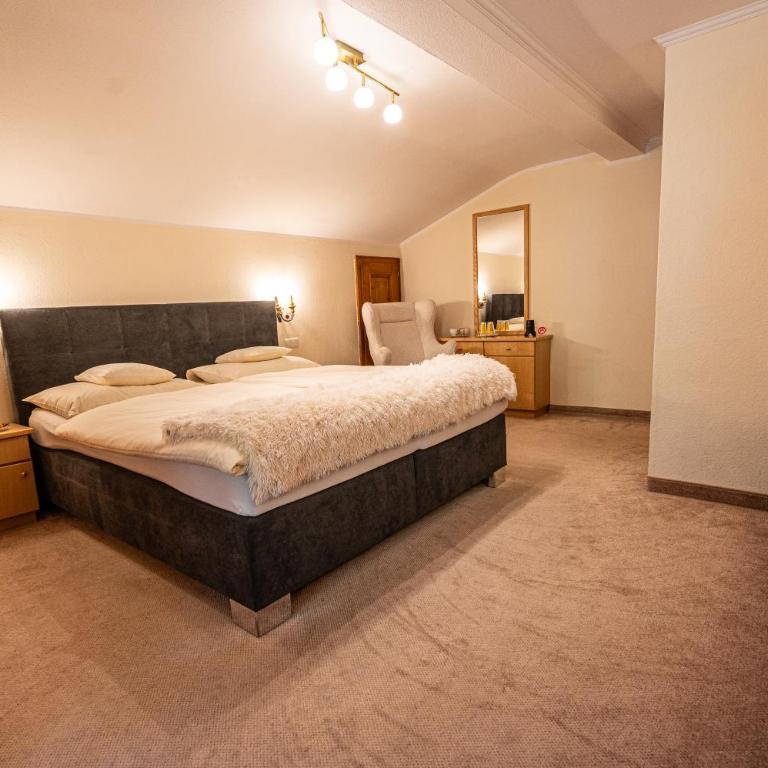 Pension Hartenfels - Doppelzimmer mit Balkon - 26