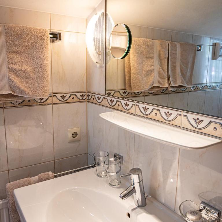 Pension Hartenfels - Doppelzimmer mit Balkon - 24
