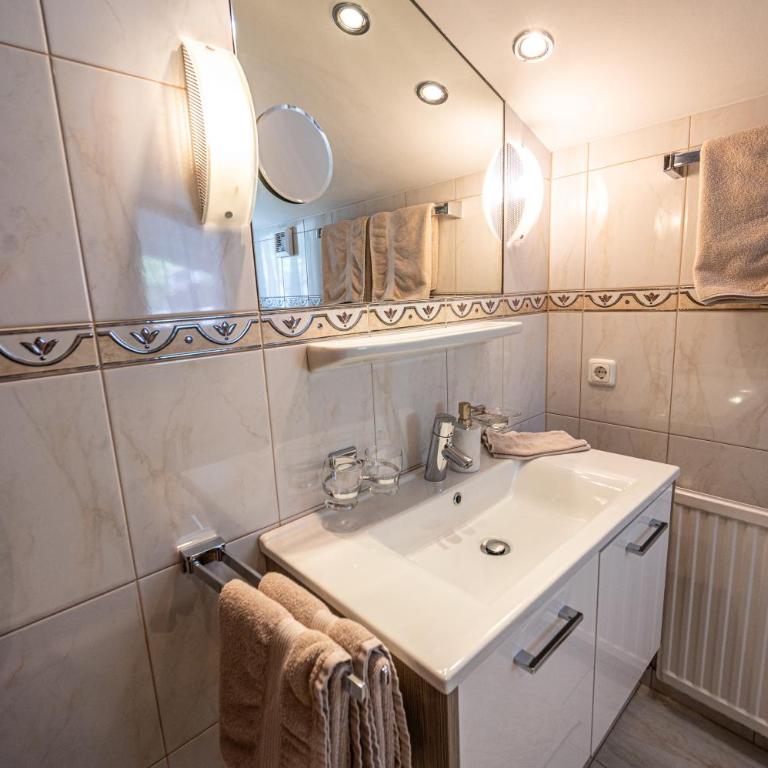 Pension Hartenfels - Doppelzimmer mit Balkon - 39