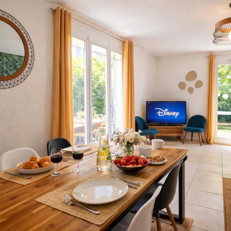 Spacious Family Apartment near Disneyland with Garden, AC and Parking - Appartement - Vue sur Jardin - 1