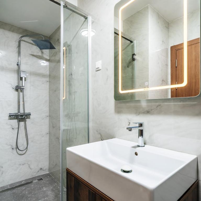 Central Apartments Budva - Apartman sa Balkonom - 5