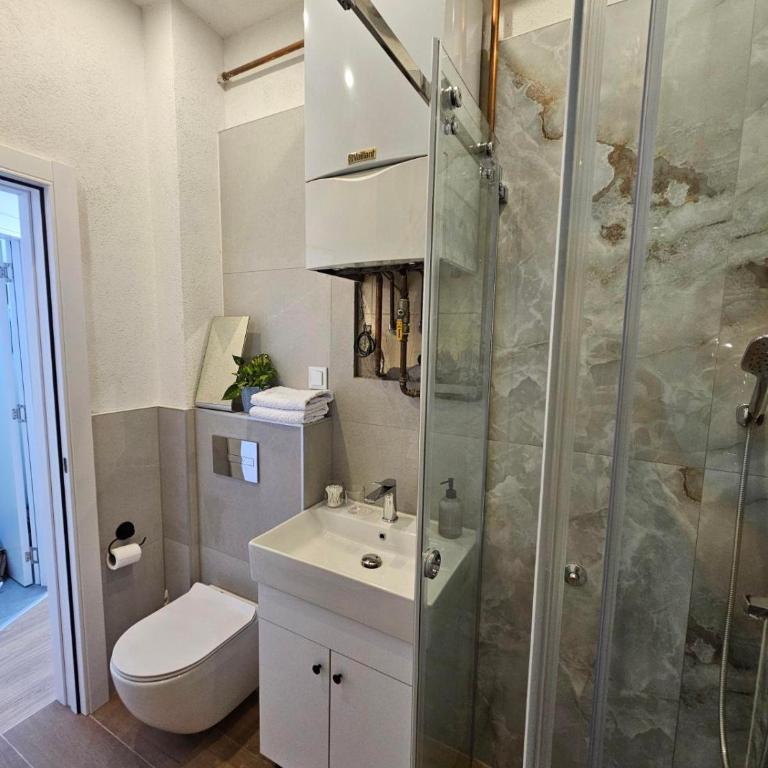 The Dozo - Studio Modern, Central and Newly Renovated - Studio Apartment with Queen Bed - 2