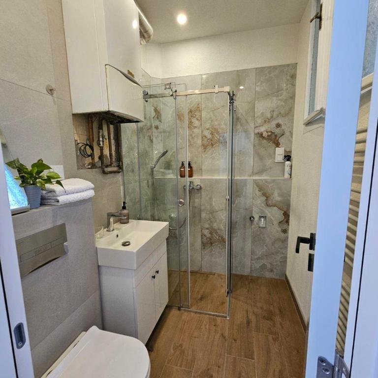 The Dozo - Studio Modern, Central and Newly Renovated - Studio Apartment with Queen Bed - 3