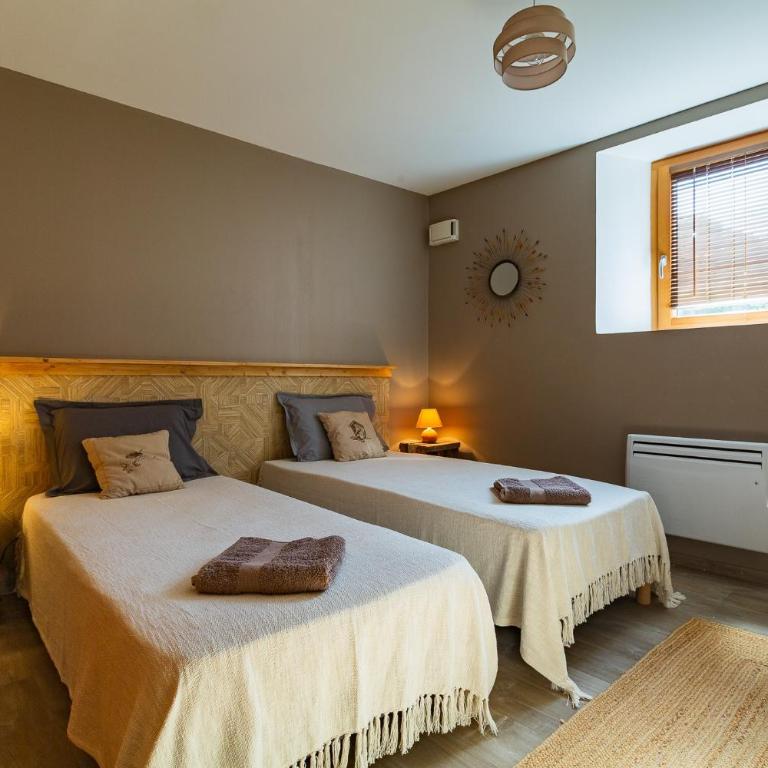 Gîte La Peyrolle - Chambre Quadruple avec Douche - 13