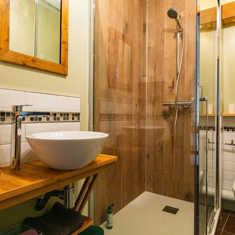 Gîte La Peyrolle - Chambre Quadruple avec Douche - 21