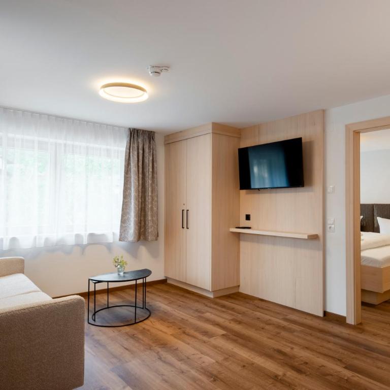 Aparthotel Saladina direkt an der Talstation - Apartment mit 1 Schlafzimmer, Balkon und Stadtblick - 11