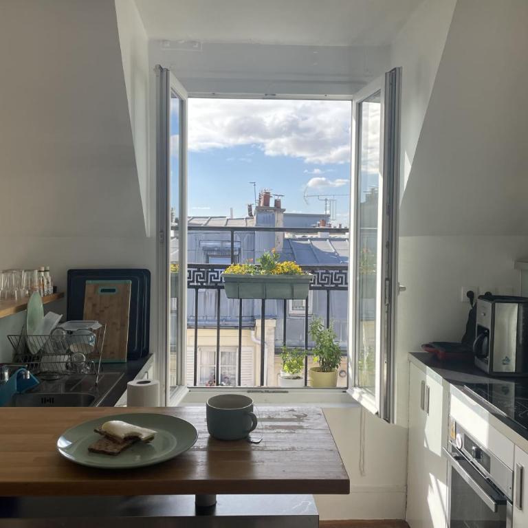 Appartement deux chambres avec balcon Paris 9e - Appartement - 2
