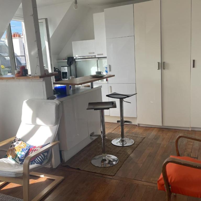 Appartement deux chambres avec balcon Paris 9e - Appartement - 4