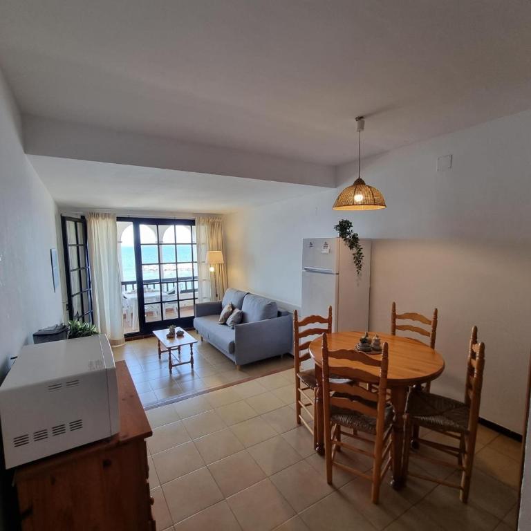 Apartamento acogedor con terraza y piscina a 50m de la playa - HISP-236-123 - Apartment - 4