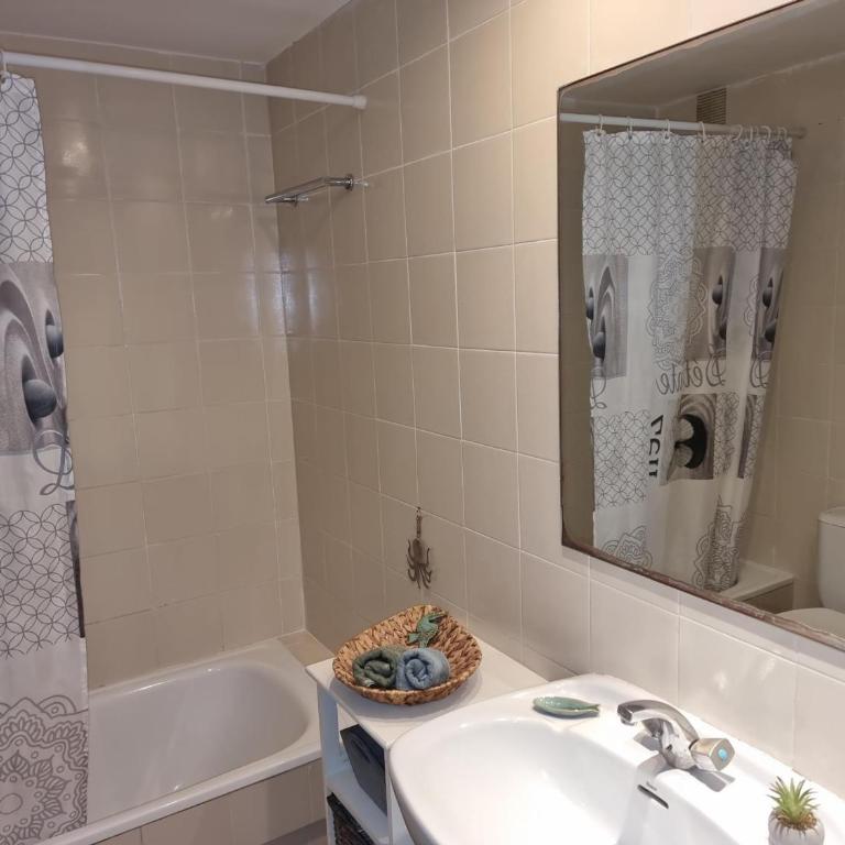 Apartamento acogedor con terraza y piscina a 50m de la playa - HISP-236-123 - Apartment - 16