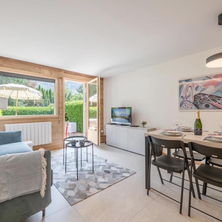 Appartement moderne avec terrasse et jardin privatif à Chamonix - Parking inclus - FR-1-343-267 - Apartment - 1