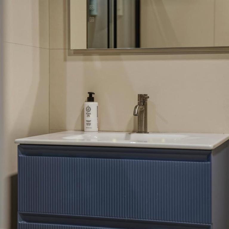 Alpha Domus 6 - Appartamento Deluxe con 2 Camere da Letto e Balcone - 7
