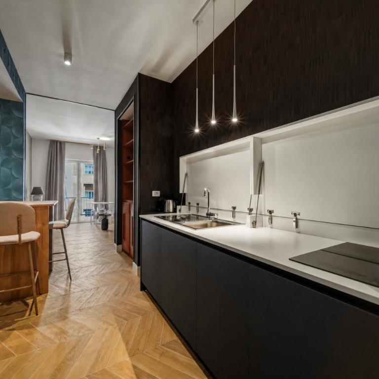 Alpha Domus 6 - Appartamento Deluxe con 2 Camere da Letto e Balcone - 9
