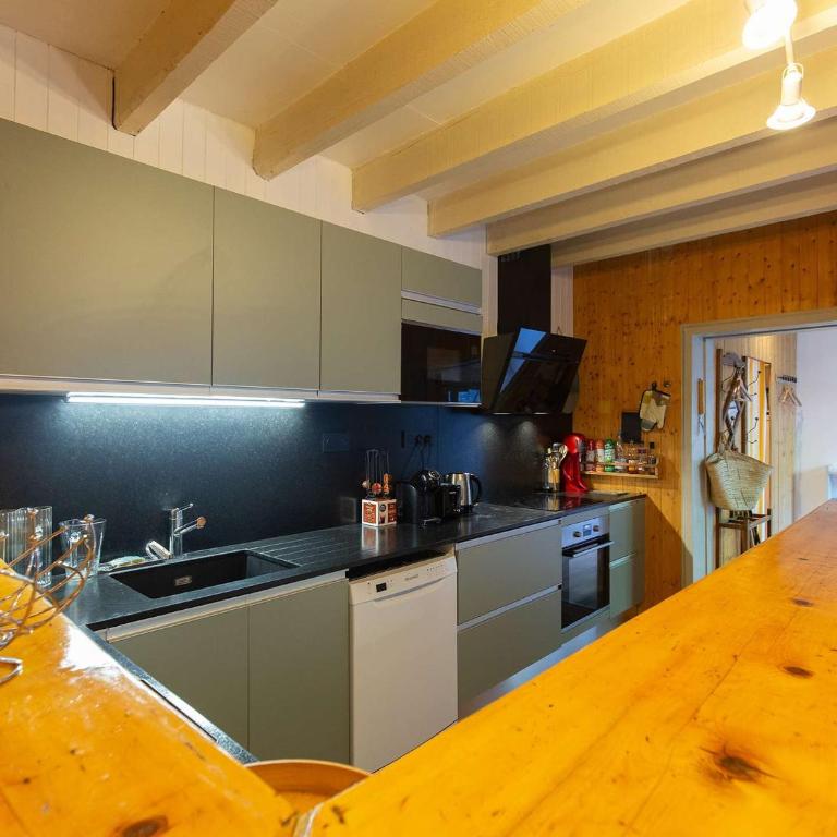 Maison au centre du village, cour privative, au calme, Wi-Fi, cheminée, idéale pour familles. - FR-1-401-234 - Maison de Vacances - 6