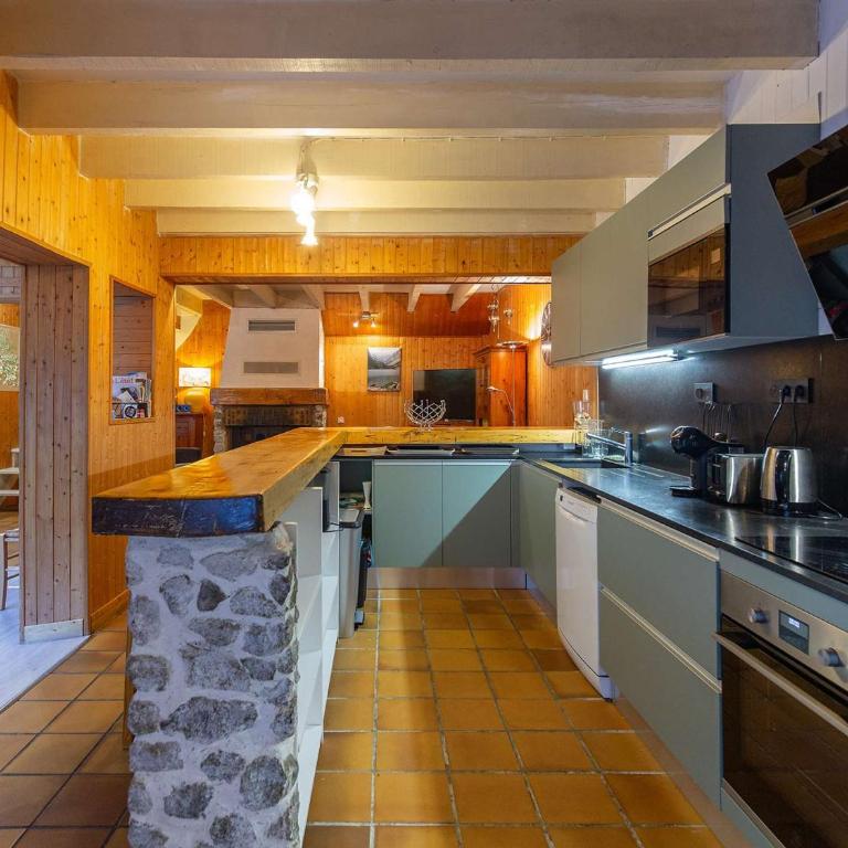 Maison au centre du village, cour privative, au calme, Wi-Fi, cheminée, idéale pour familles. - FR-1-401-234 - Maison de Vacances - 11