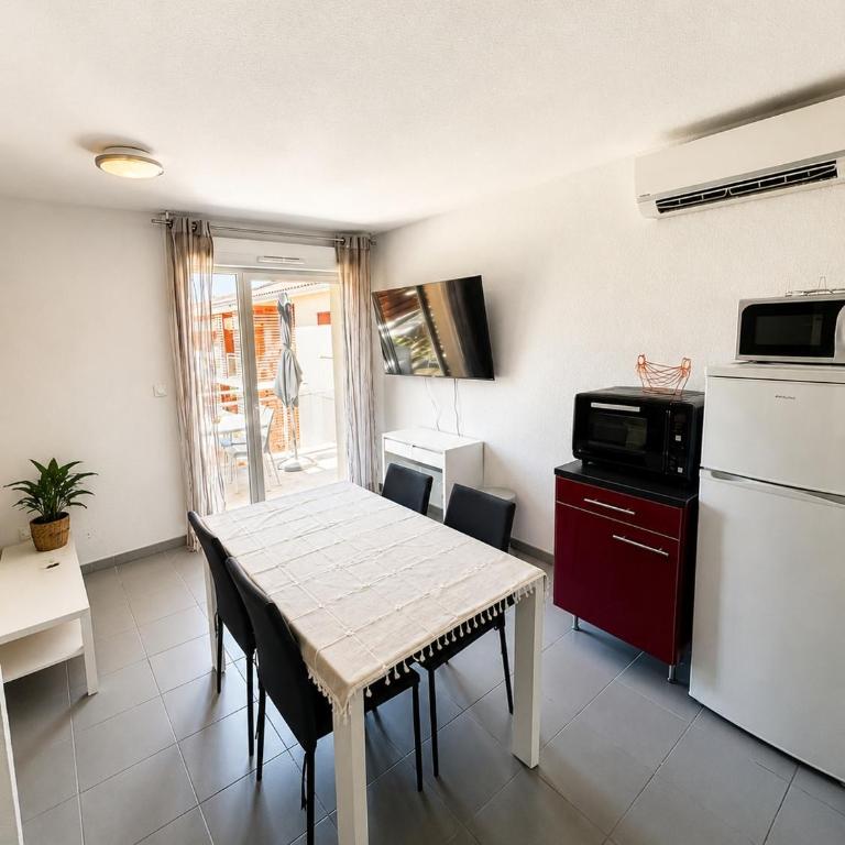 Cozy 1-bedroom apartment with pool & balcony - Appartement 3 Chambres - 5