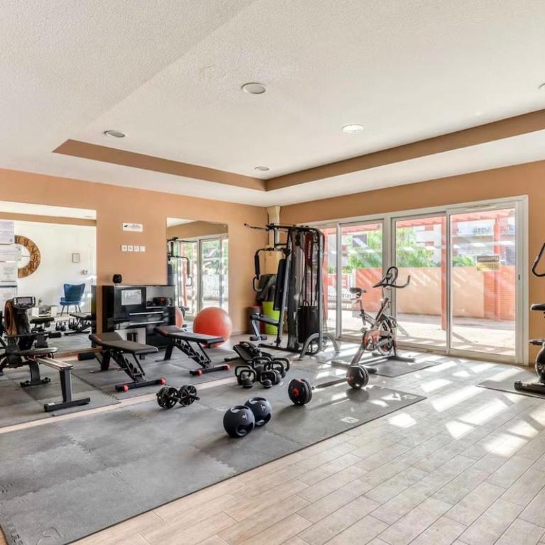 Cozy 1-bedroom apartment with pool & balcony - Appartement 3 Chambres - 6