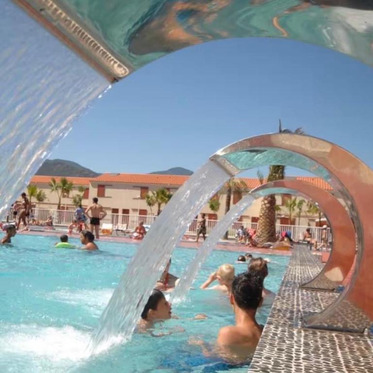 Cozy 1-bedroom apartment with pool & balcony - Appartement 3 Chambres - 8