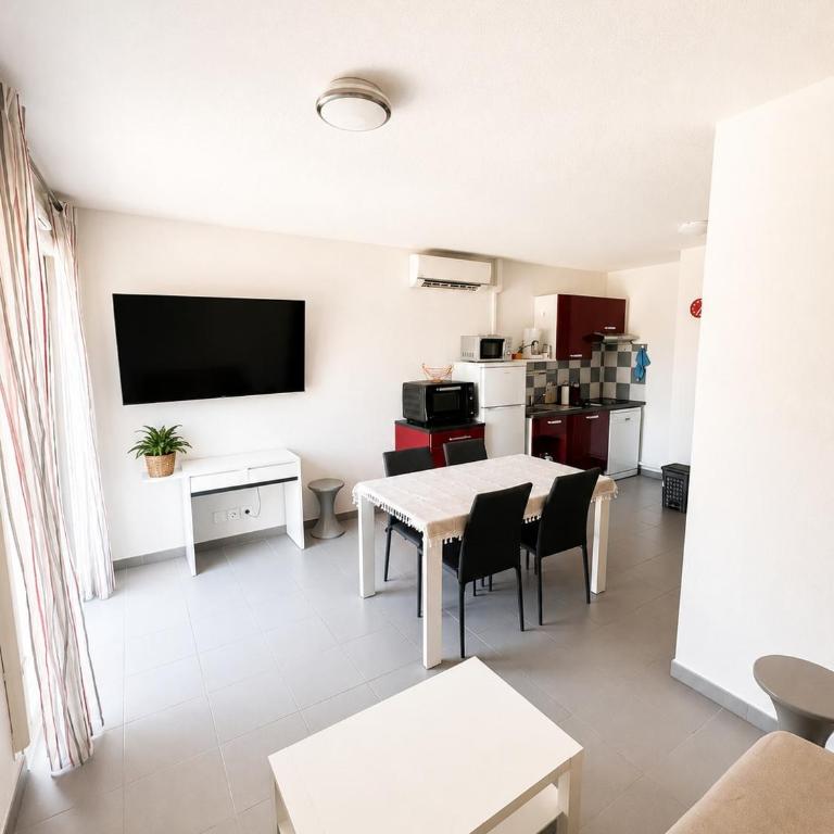 Cozy 1-bedroom apartment with pool & balcony - Appartement 3 Chambres - 9