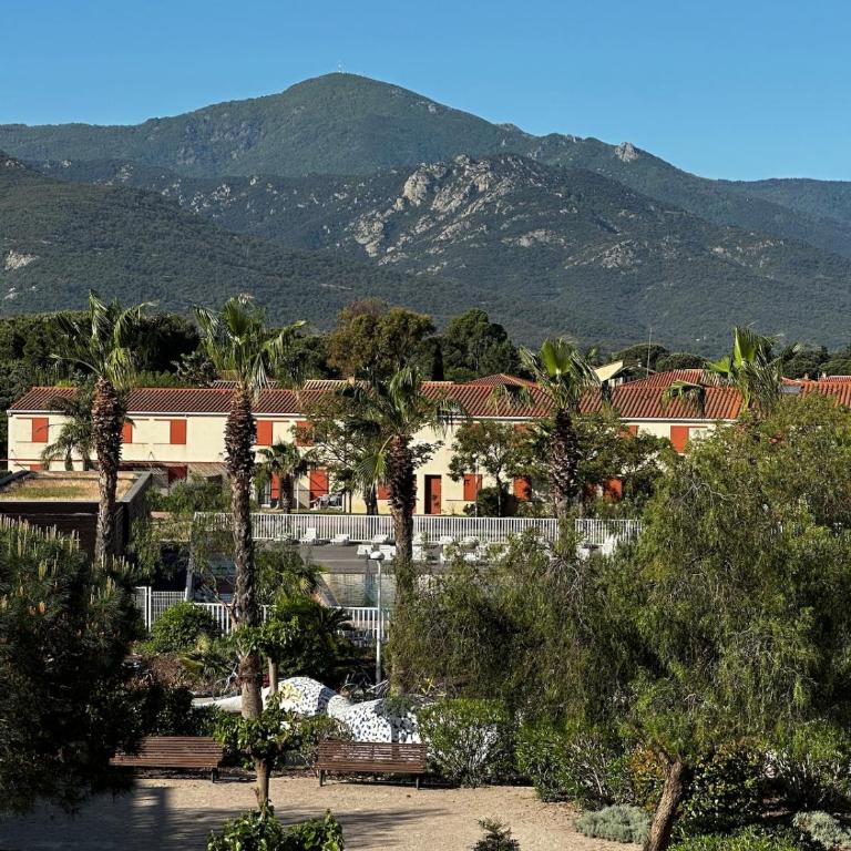 Cozy 1-bedroom apartment with pool & balcony - Appartement 3 Chambres - 15