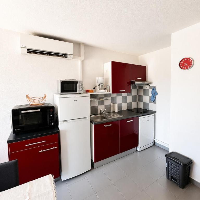 Cozy 1-bedroom apartment with pool & balcony - Appartement 3 Chambres - 16