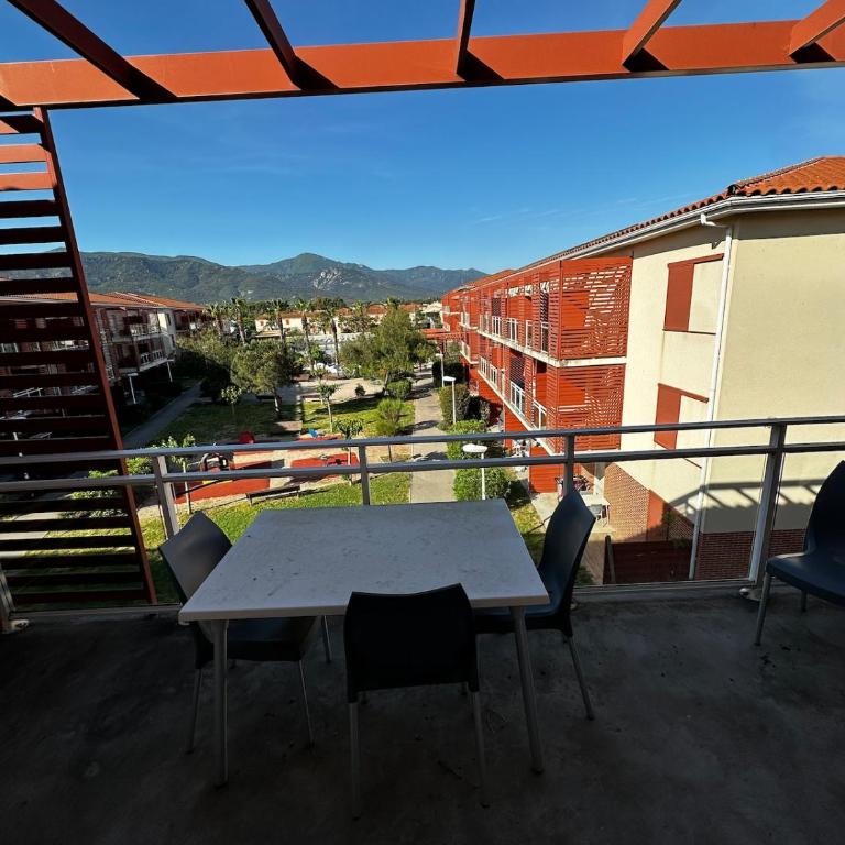 Cozy 1-bedroom apartment with pool & balcony - Appartement 3 Chambres - 19