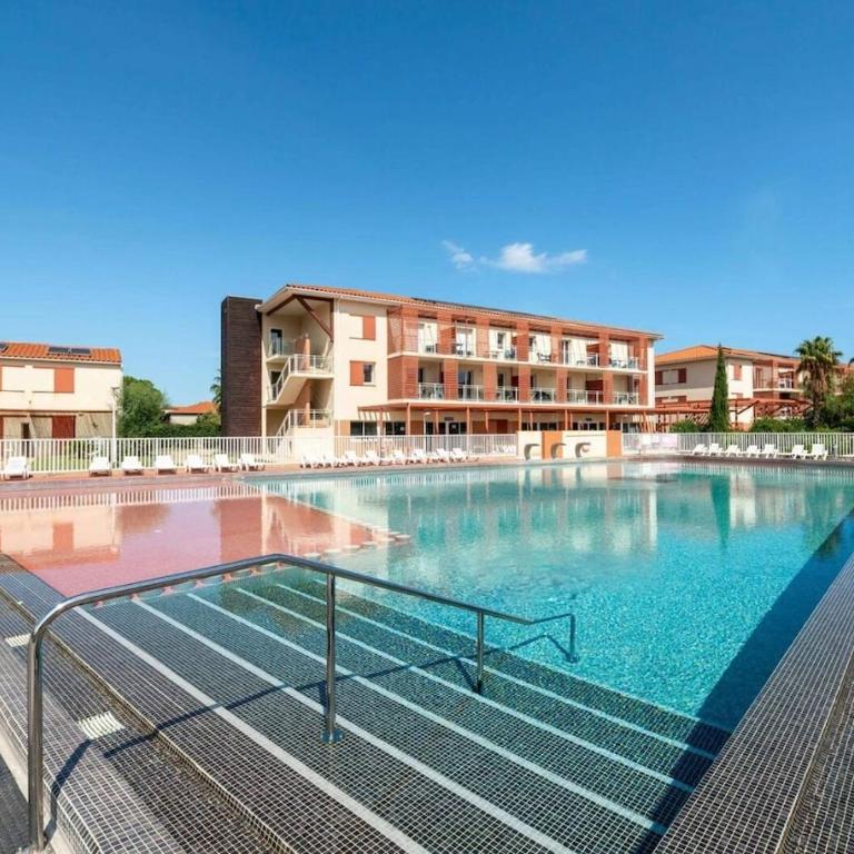 Cozy 1-bedroom apartment with pool & balcony - Appartement 3 Chambres - 20