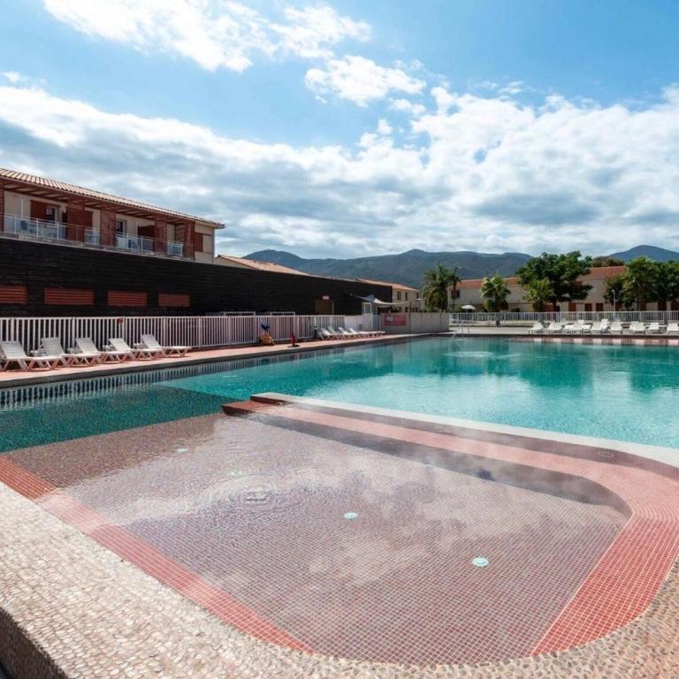 Cozy 1-bedroom apartment with pool & balcony - Appartement 3 Chambres - 22