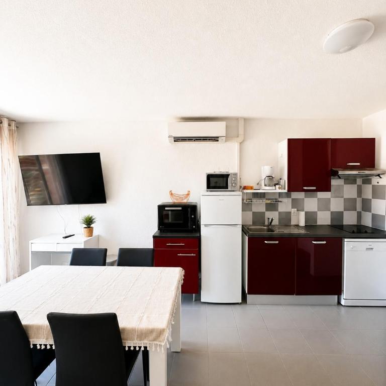 Cozy 1-bedroom apartment with pool & balcony - Appartement 3 Chambres - 23