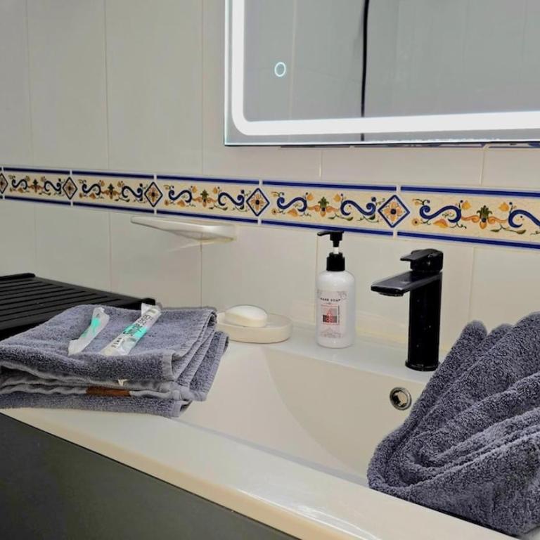 Nogalera Living Comfort Studio, in the heart of Torremolinos near the beach and train station Seasonal pools by NAMASTE ELITE - Appartamento Monolocale con Letto King-Size - 12
