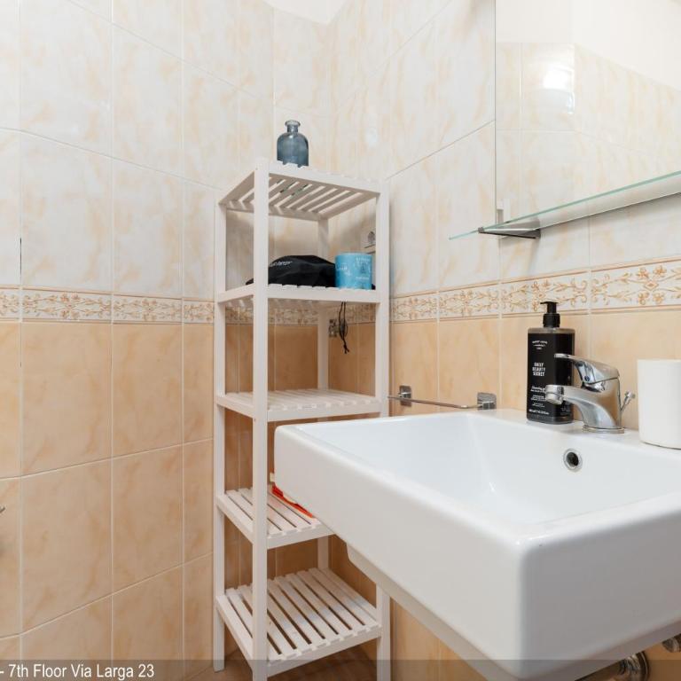 Brera Apartments in Missori - One-Bedroom Apartment, 7th Floor - Via Larga 23 - 12