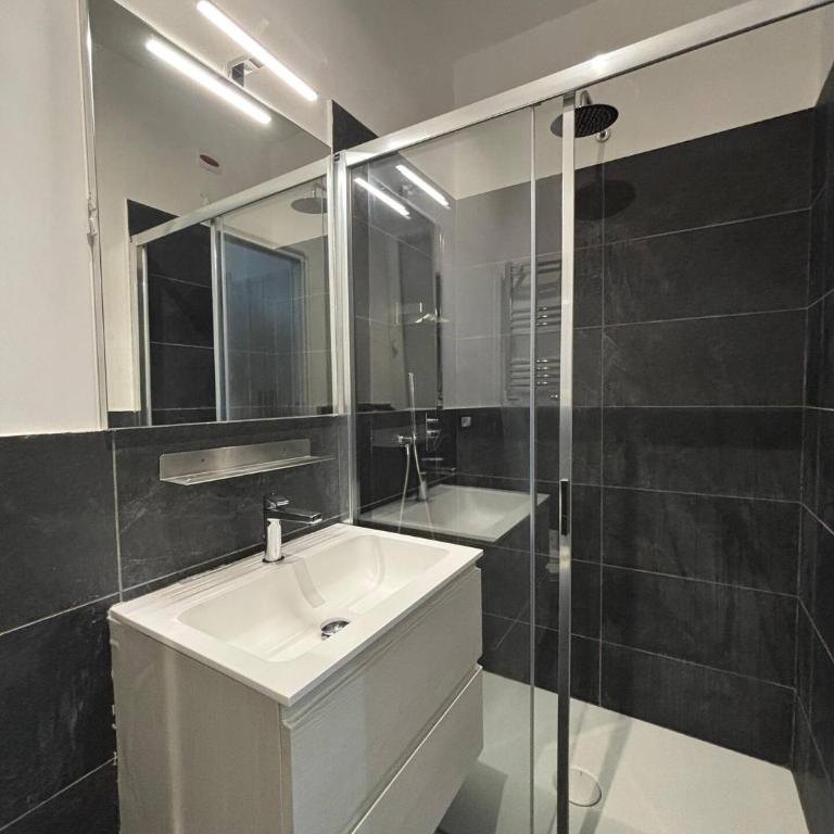 Living Rome - Double Room with Private Bathroom - 9
