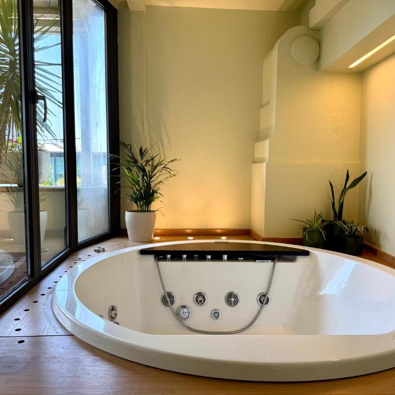 INTOMILAN Galleria Duomo I Boutique & Design Aparthotel - King Room with Spa Bath and Terrace - 2