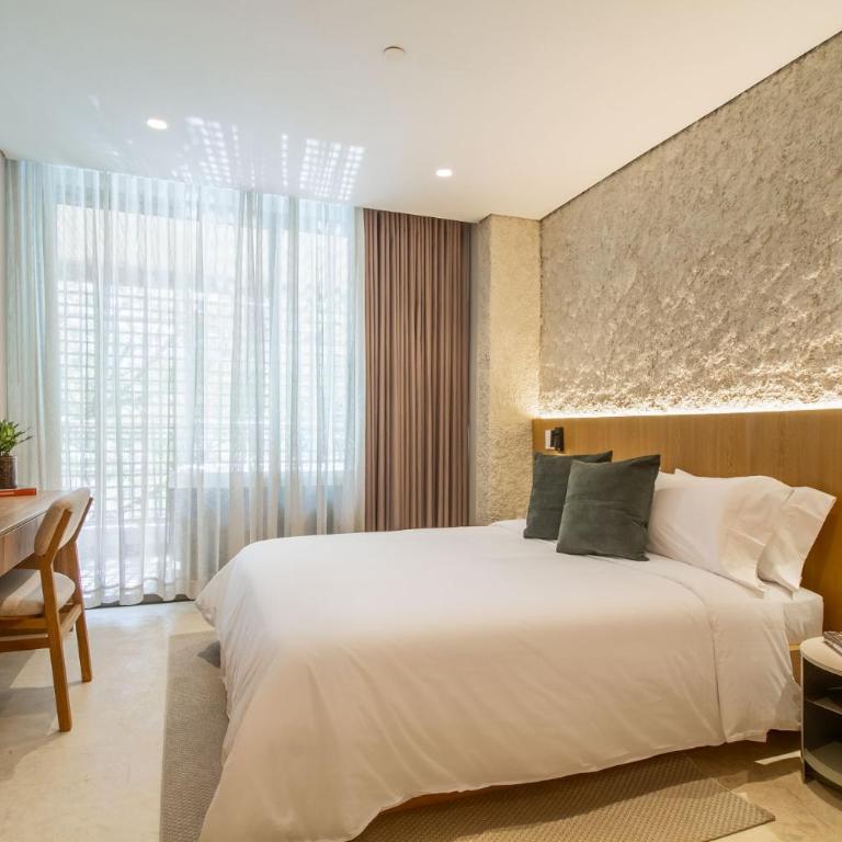 The Arena House - Two-Bedroom Deluxe Apartment with Balcony - 12