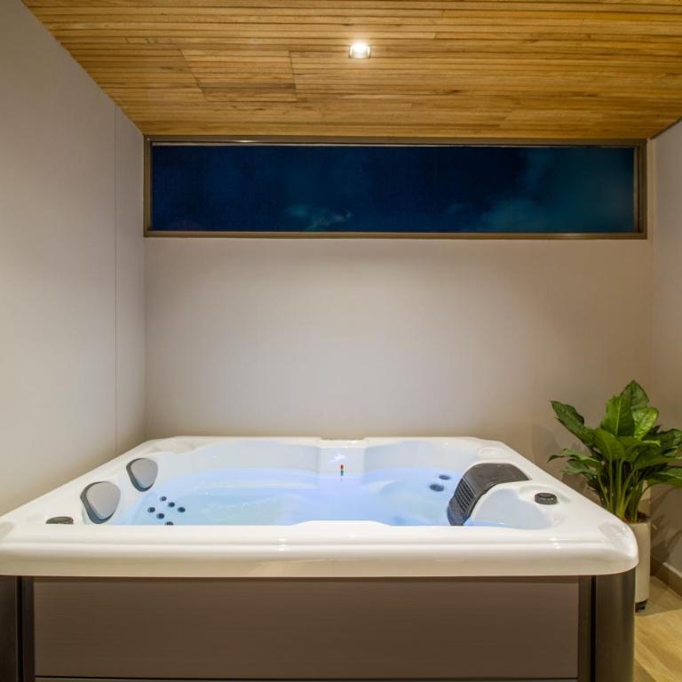 The Arena House - Two-Bedroom Superior Apartment - 14